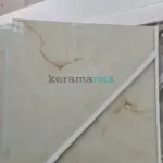 Як вибрати плитка у ванну, як її вигідно купити та правильно укласти — кілька практичних рекомендацій